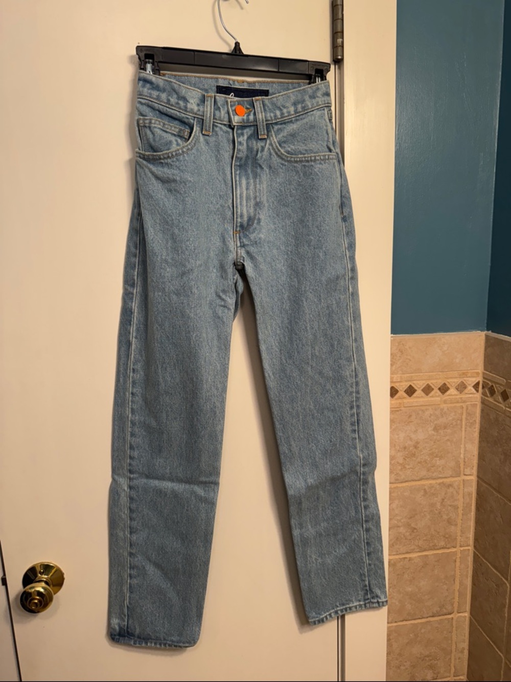 Light Wash Women's Straight Leg Jeans - Classic Fit